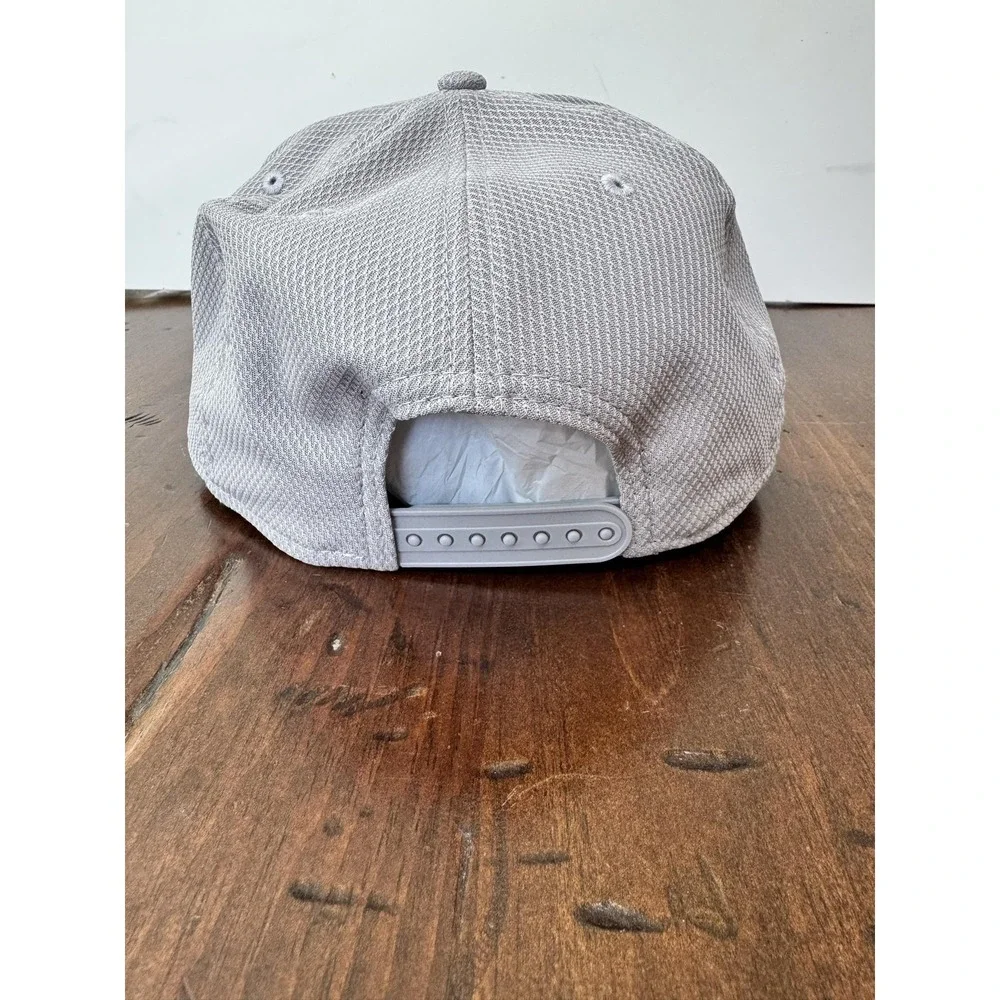 New Era 9FIFTY Hat Cap Snap Back Gray Mesh Logo One Size Fits Most Mens